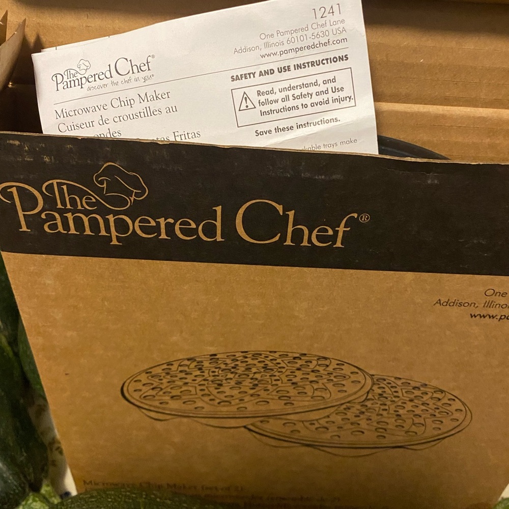 Pampered Chef microwave chip maker - EUC in box with instructions included